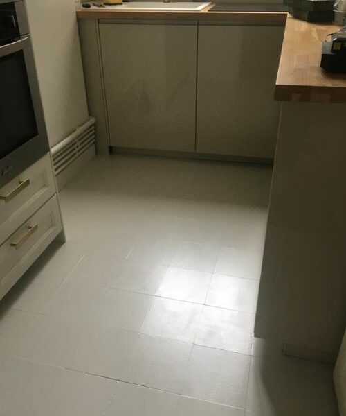 Cuisine rénovée avec mobilier laqué et plan de travail bois