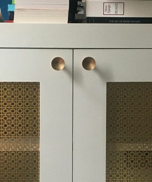 Buffet blanc avec motifs dorés et poignées intégrées rondes