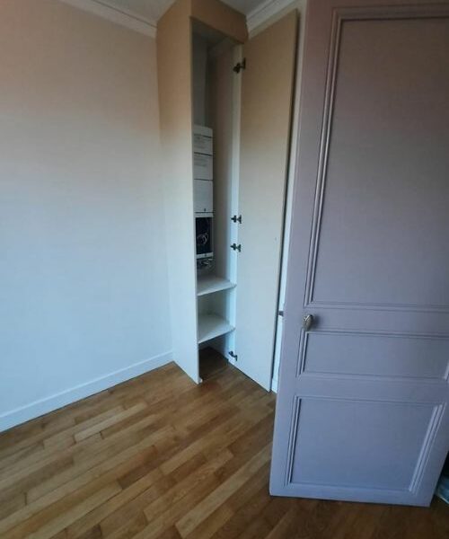 Placard d’angle encastré avec portes peintes