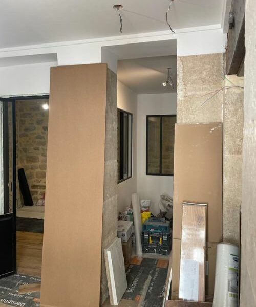 Chantier en cours avec matériaux et menuiseries