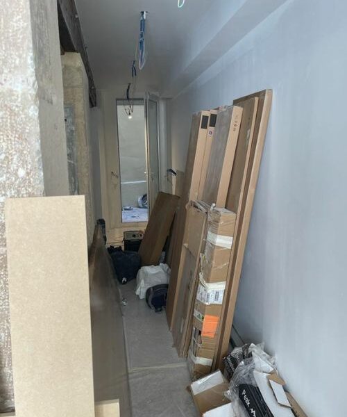 Couloir en rénovation avec matériaux prêts à poser