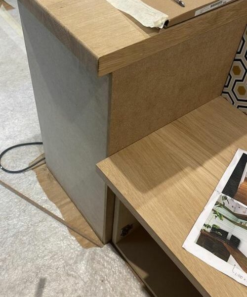 Meuble en cours de montage avec revêtement bois et plan