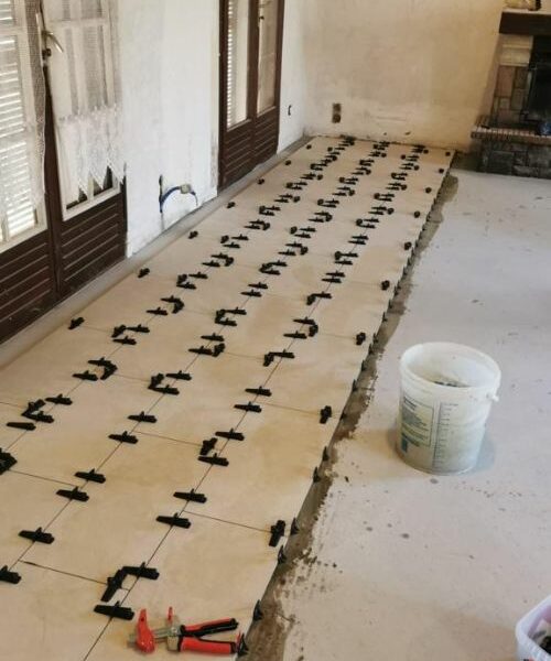 Pose de carrelage avec croisillons pour nivellement