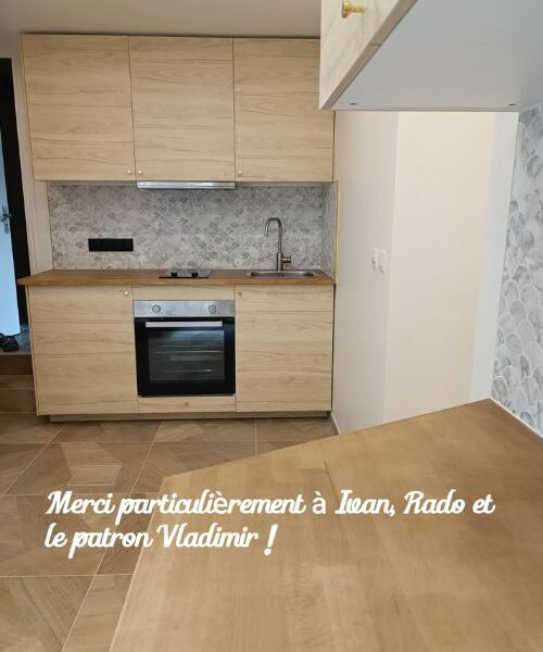 Cuisine équipée sur-mesure avec meubles en bois clair