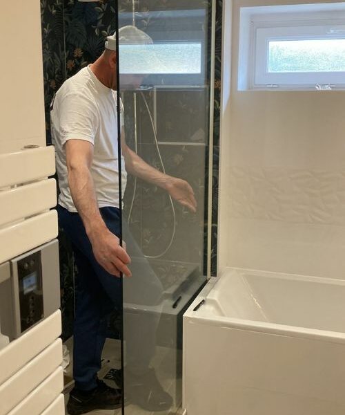 Pose de paroi vitrée dans une douche