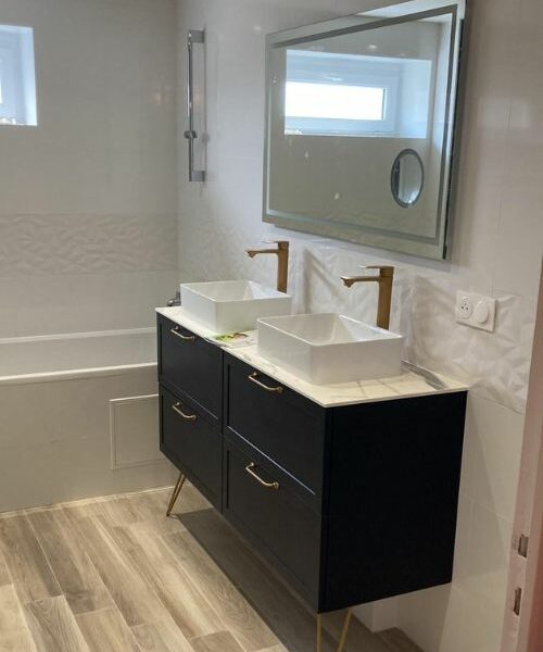 Meuble double vasque avec robinets dorés