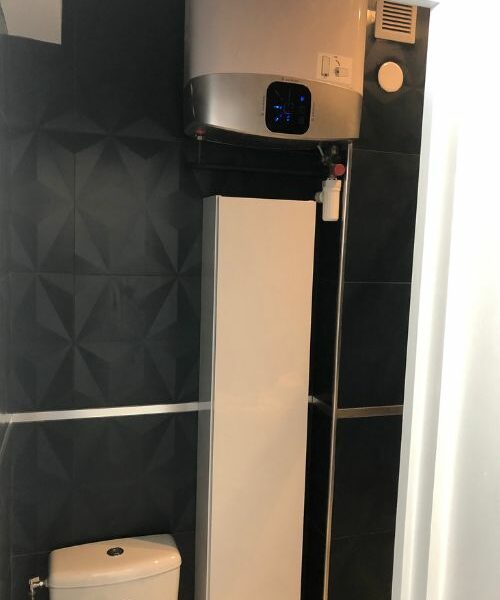 WC rénové avec chauffe-eau moderne au plafond