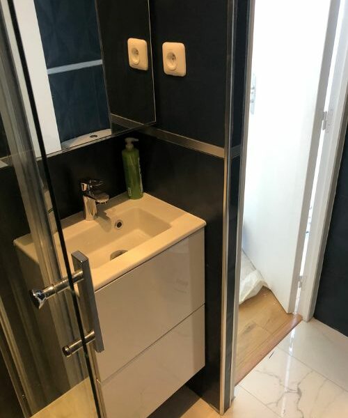 Vasque moderne installée dans une salle de bain noire