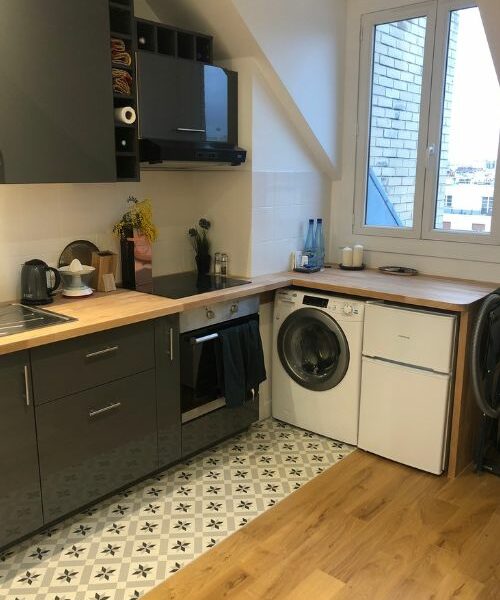 Cuisine sous combles avec électroménager intégré et parquet