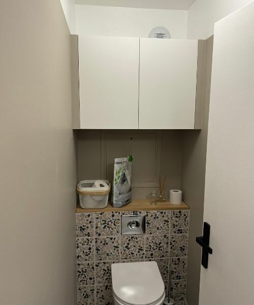 WC suspendu avec rangements et carrelage terrazzo