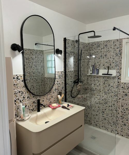 Salle de bain avec meuble vasque beige et douche à l’italienne