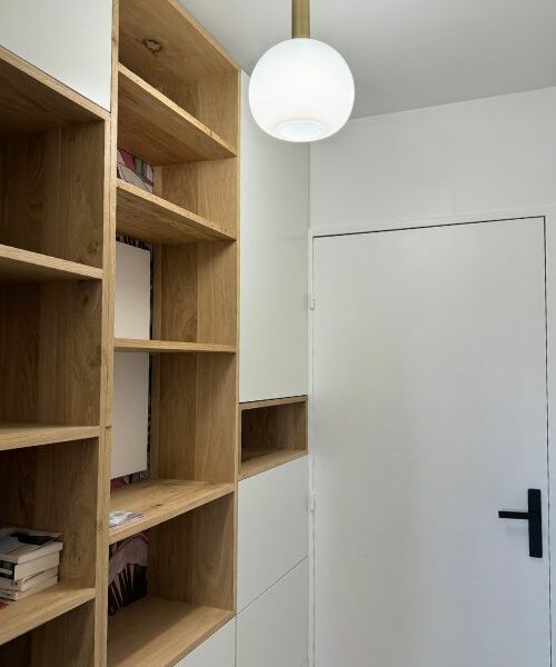 Meuble bibliothèque sur-mesure en bois clair