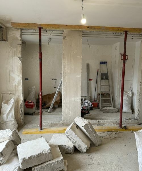 Démolition intérieure avec étais et gravats