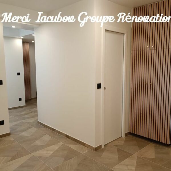 Couloir rénové avec placards sur-mesure en bois à lames verticales