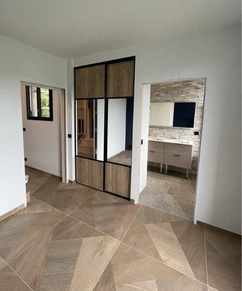 aménagement d’un dressing sur mesure dans un intérieur rénové à Paris