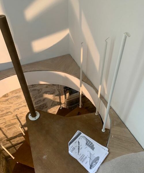 montage d’un escalier sur mesure à Paris avec plan de chantier