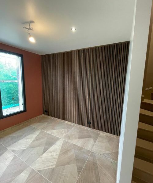 rénovation d’un bureau avec mur bois et vue sur jardin à Paris