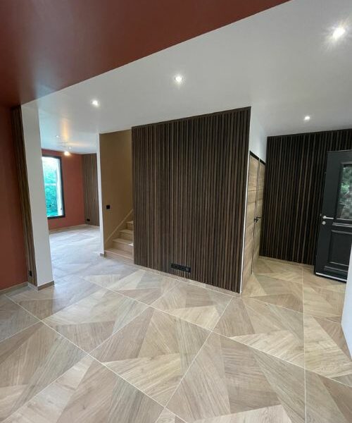 rénovation d’une entrée avec habillage mural bois et escalier moderne à Paris