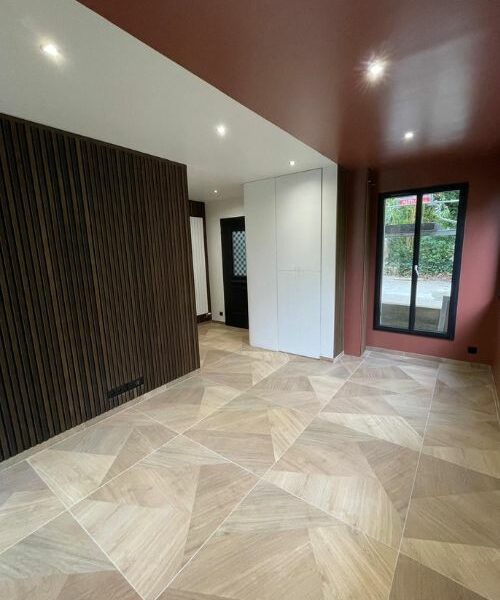 rénovation d’un salon avec placard intégré et menuiseries noires à Paris