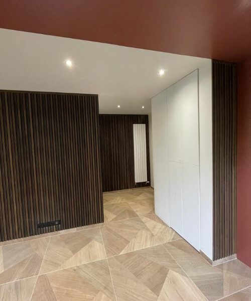 rénovation intérieure haut de gamme avec murs bicolores et rangements intégrés à Paris