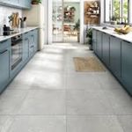 Cuisine contemporaine avec grands carreaux gris et meubles bleus