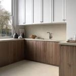 Cuisine moderne avec meubles bois et plan de travail clair