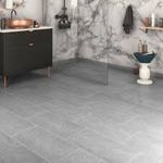 Salle de bain moderne avec carrelage gris et mur en marbre