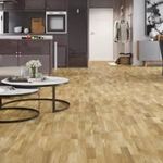 Cuisine contemporaine avec sol effet parquet clair
