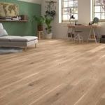Pièce de vie avec parquet clair style chêne