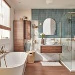 Salle de bain moderne avec baignoire, meuble bois et mur en zelliges verts