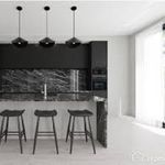 Cuisine contemporaine noire et blanche avec plan de travail effet marbre