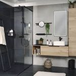 Salle de bain moderne avec douche à l’italienne et meuble bois clair