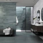 Grande salle de bain avec douche en verre et carrelage gris bleuté