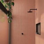 Douche moderne avec carrelage rose et robinetterie noire